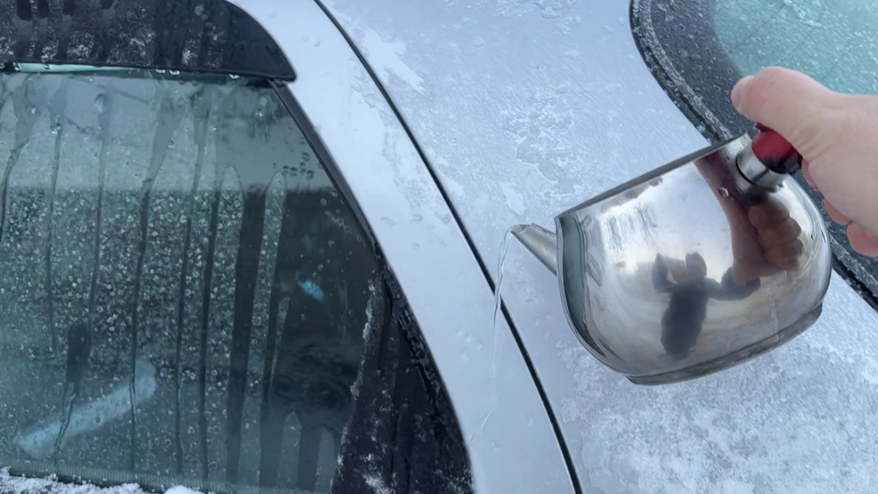 Bolu eksi 16 dereceyle buz kesti, araçların kapıları dondu
