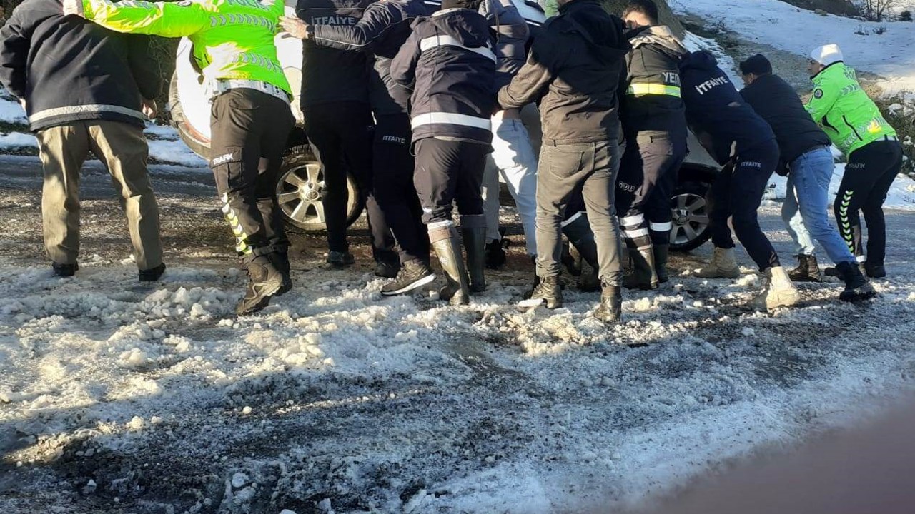 Türkeli’de buzlanma kazaya neden oldu: Otomobil yan yattı
