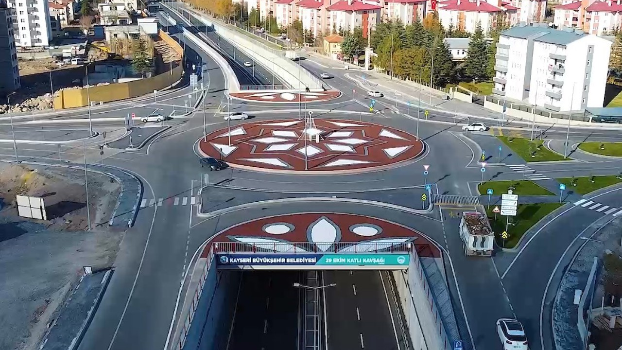 Kayseri Büyükşehir, kavşak peyzajı ile kentin vitrinine renk ve estetik katıyor
