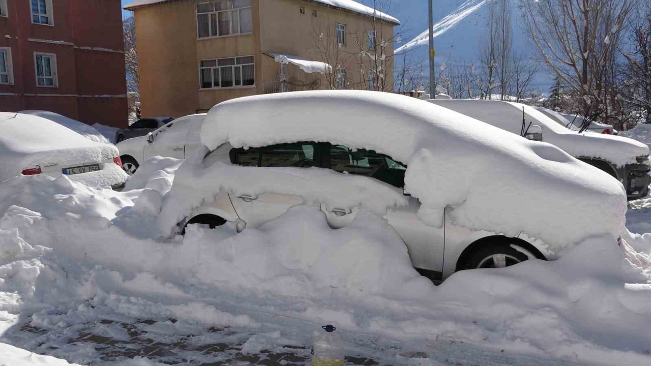 Bitlis’te kar esareti: 181 köy yolu ulaşıma kapandı
