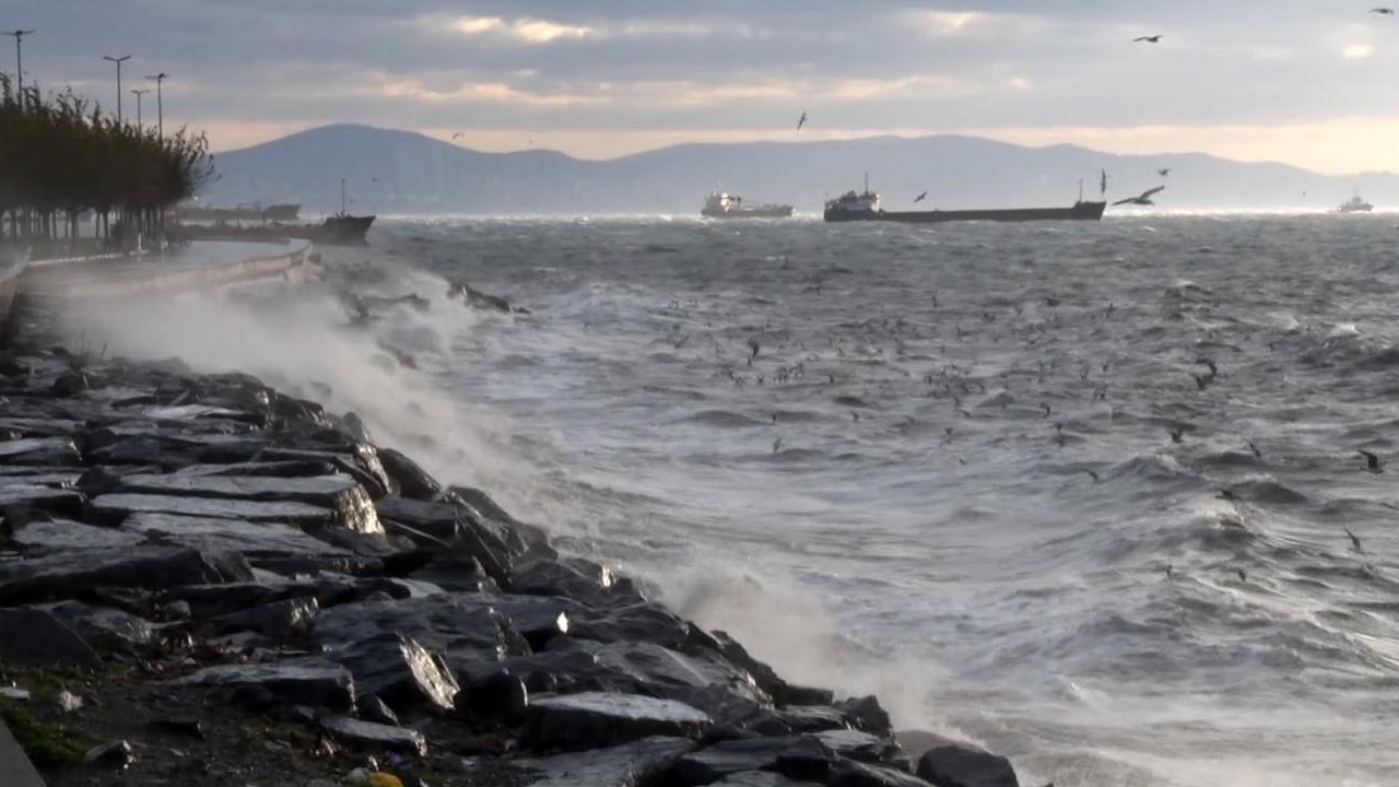 İstanbul’da fırtına etkili oluyor: Dalgalar sahili dövdü
