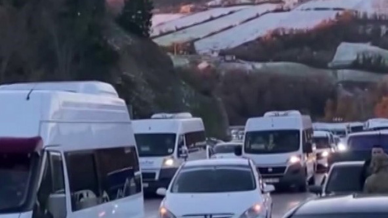 Sinop’ta yol buz tuttu, araçlar yolda kaldı
