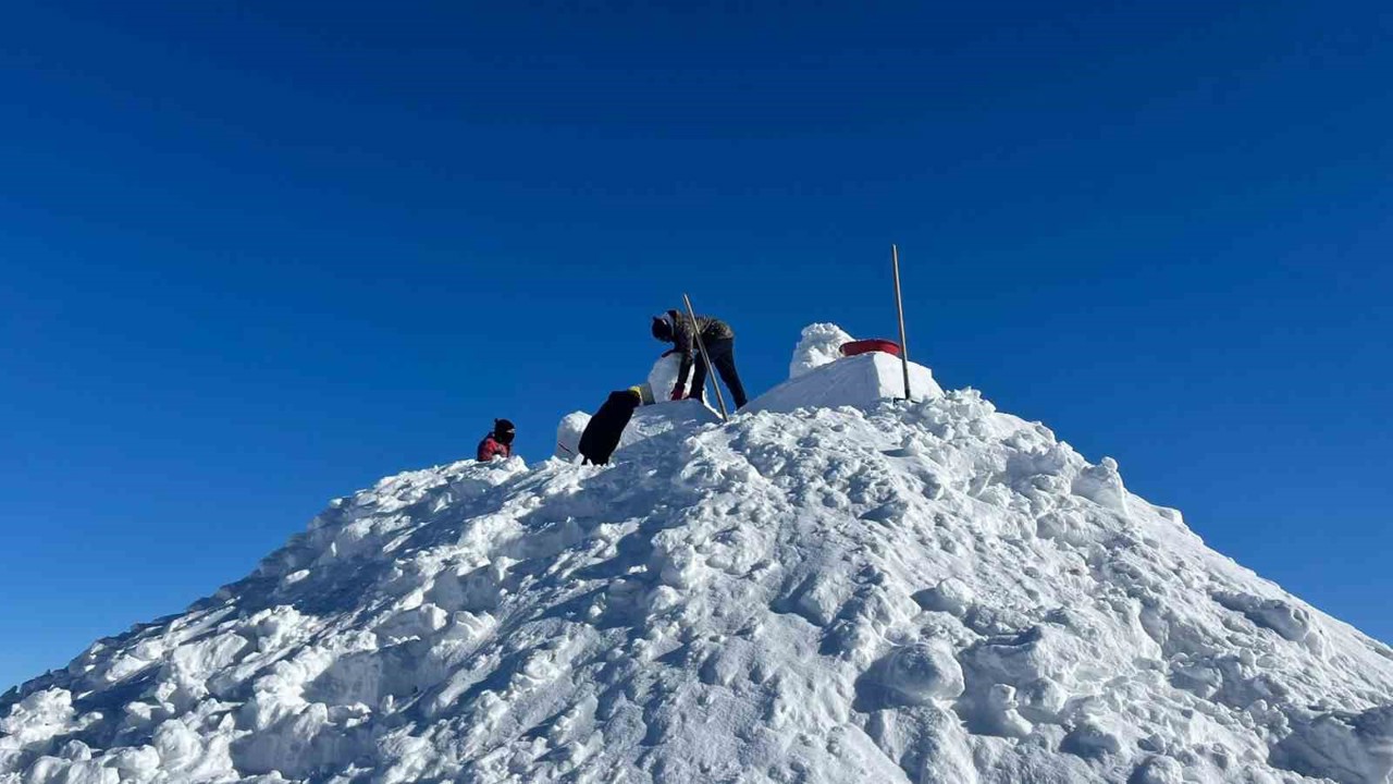 Sarıkamış Harekatı’nda şehit düşen askerlerin kardan heykellerinin yapımına başlandı
