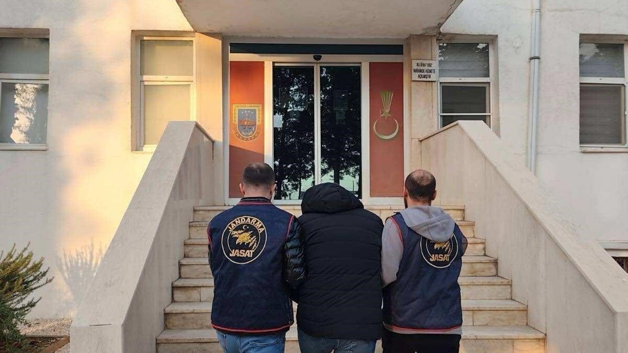 Kargo kutusundan muz çıktı: 127 yıl hapis cezası bulunan dolandırıcı yakalandı
