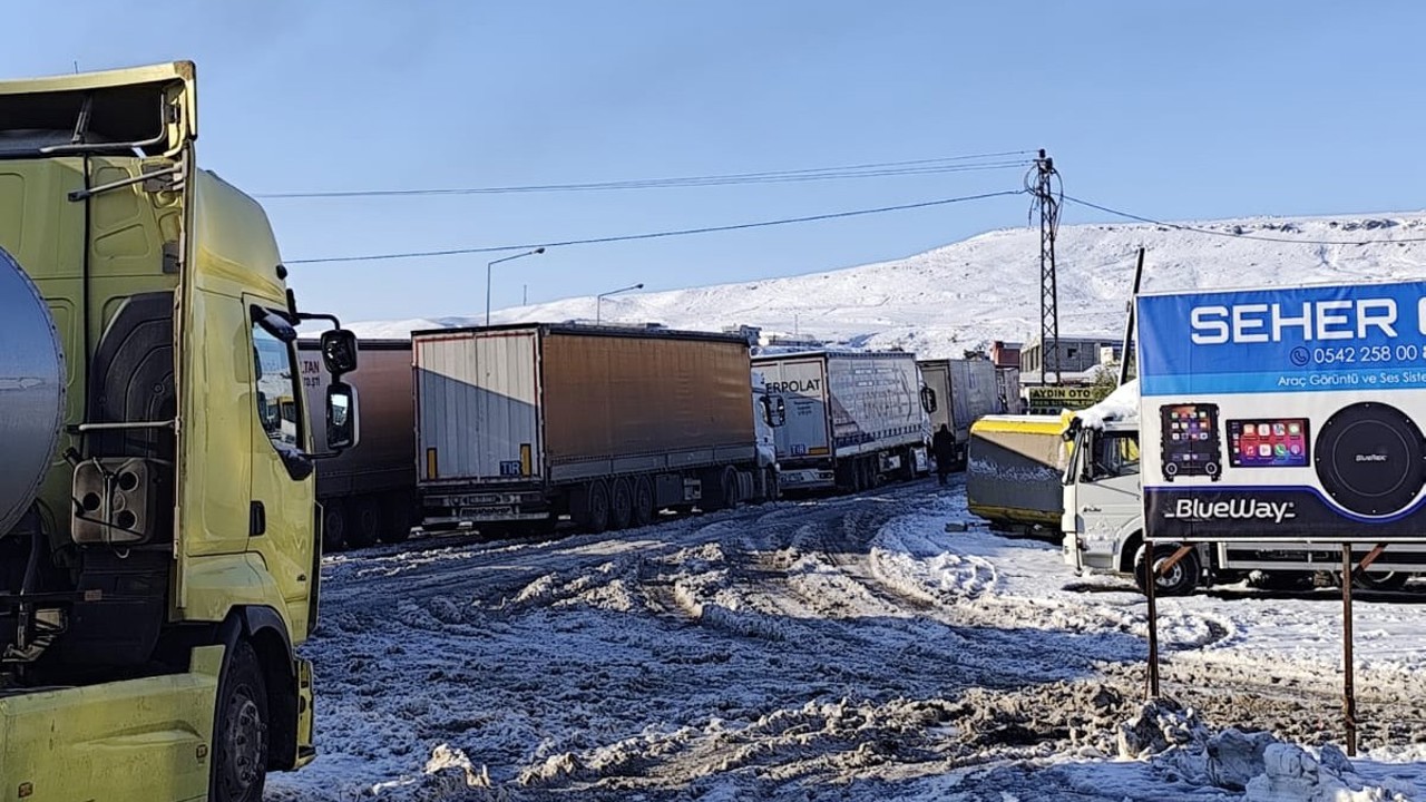 Cizre’de kar esareti: Yollar buz pistine döndü
