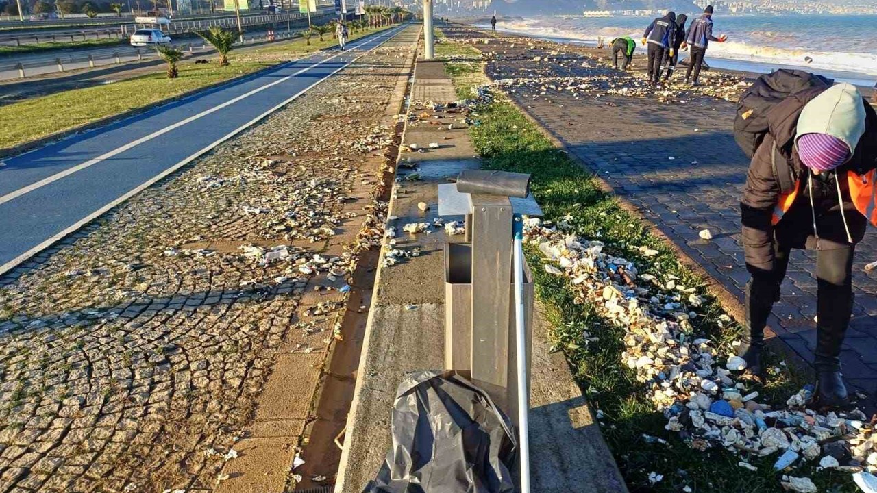 Trabzon’da fırtınada dalgaların sahile getirdiği atıklar temizleniyor
