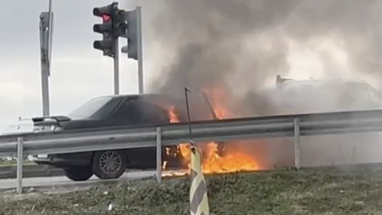 Seyir halindeki otomobil alev topuna döndü
