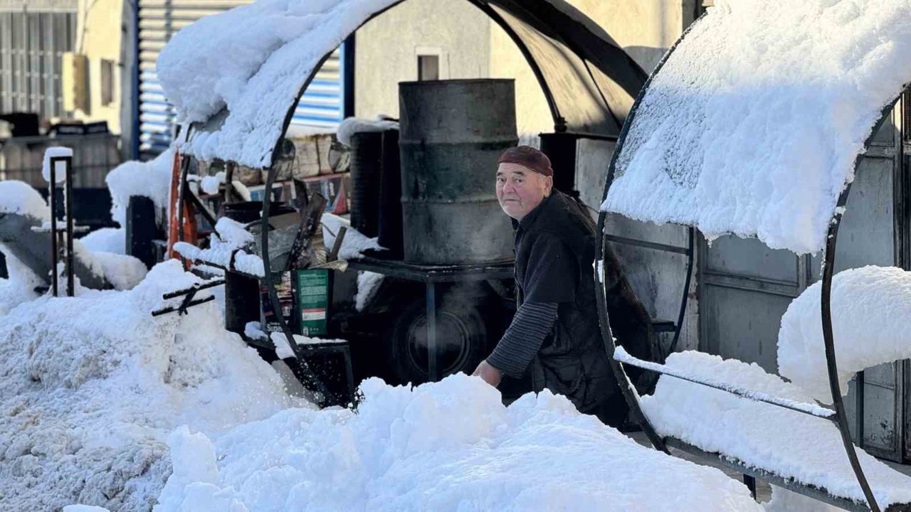 Kar yağışı durdu, esnafın mücadelesi başladı
