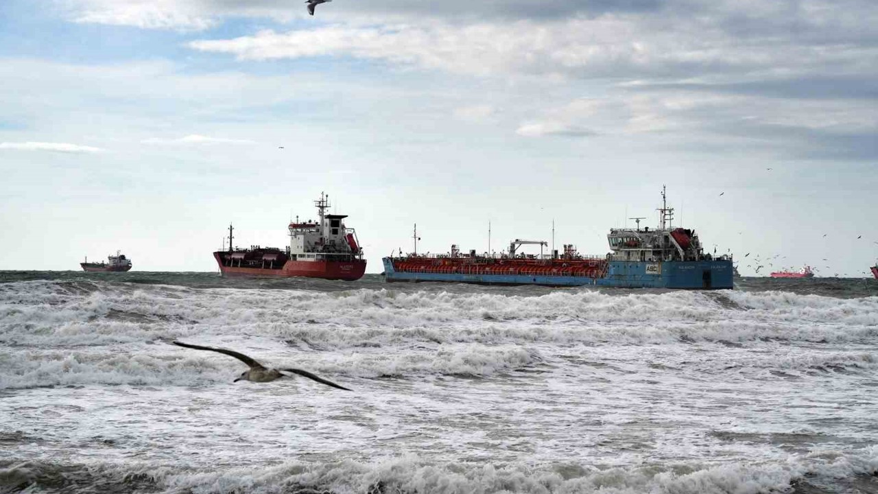 İstanbul’da birbirine temas eden tankerlerden biri kurtarıldı
