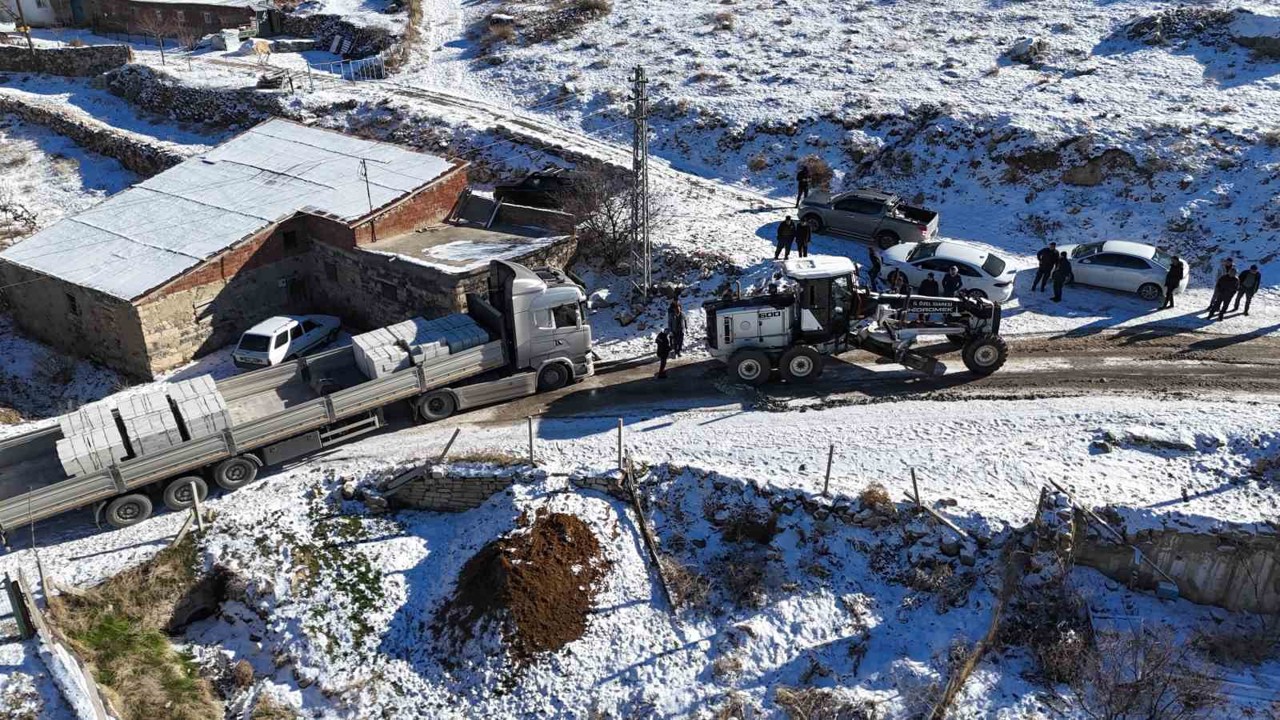 Yolda mahsur kalan tır, ekipler tarafından kurtarıldı
