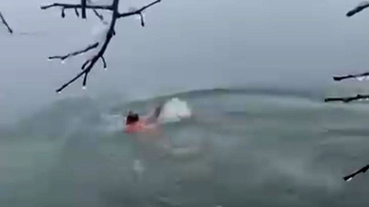 Karlı havada Dicle Nehri’ne daldı
