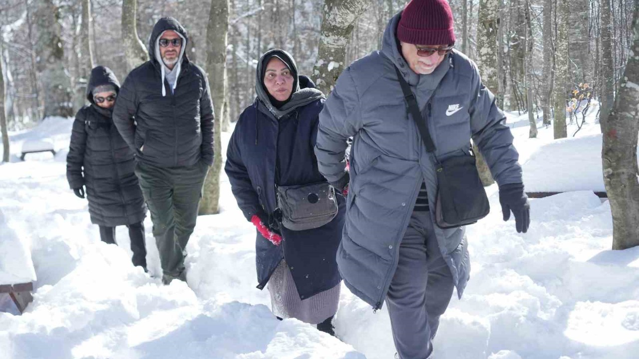 Hem teleferiğe bindiler hem de bembeyaz örtü üstünde kar topu savaşı yaptılar
