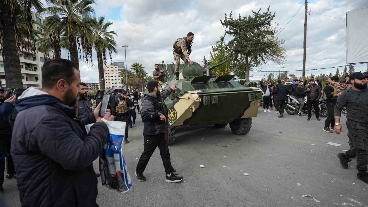 Suriye’de hükümet aleyhinde protestolara sahne olan Lazkiye’de sokağa çıkma yasağı
