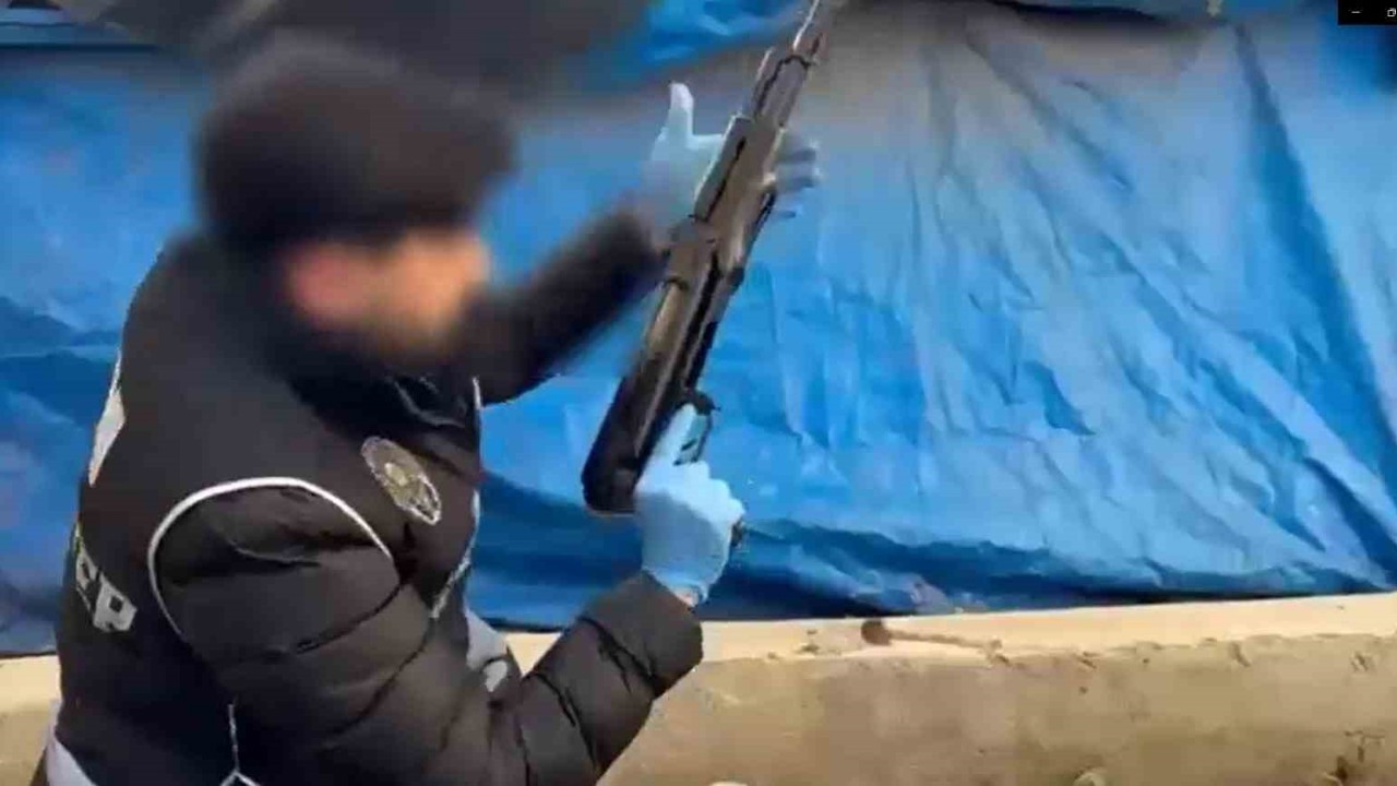 Gaziantep’te kaçak silahları toprağa gömen 2 şüpheli tutuklandı
