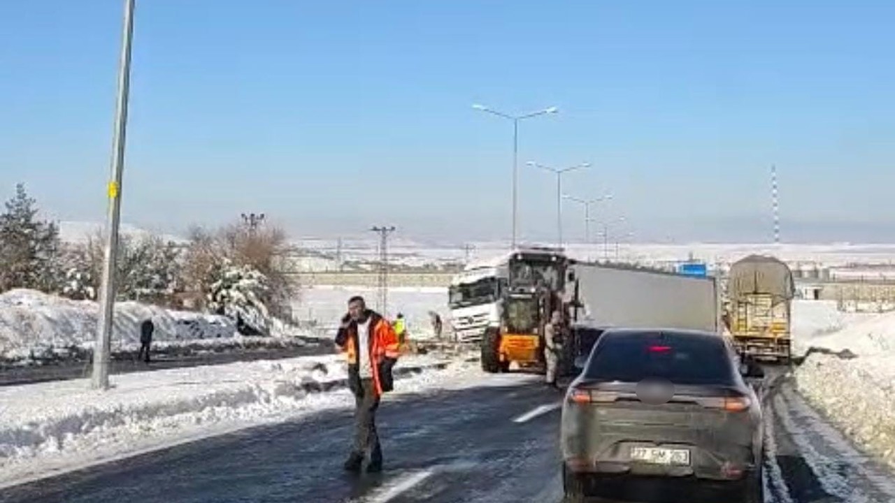 Diyarbakır’da buzlanma nedeniyle tır yoldan çıktı
