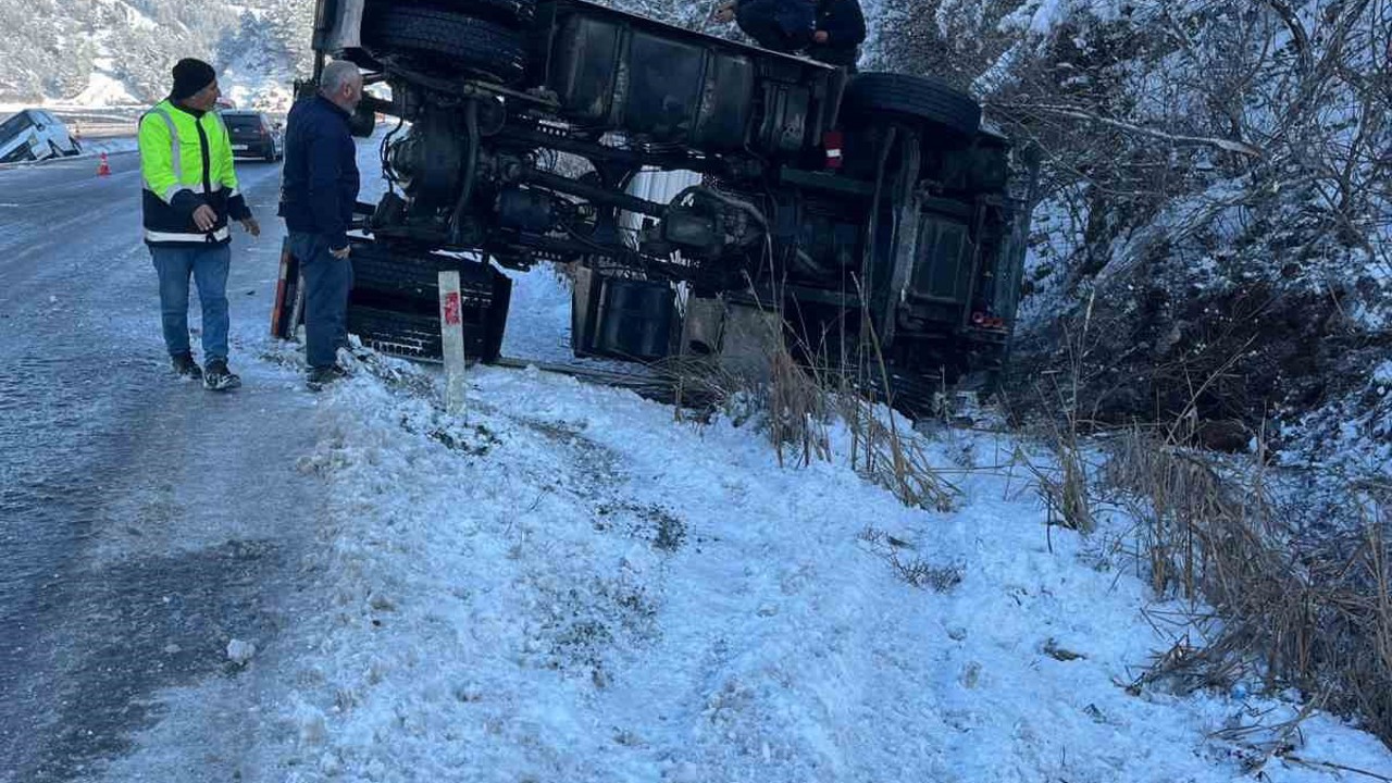 Siirt’te tır ve minibüs devrildi: 4 yaralı
