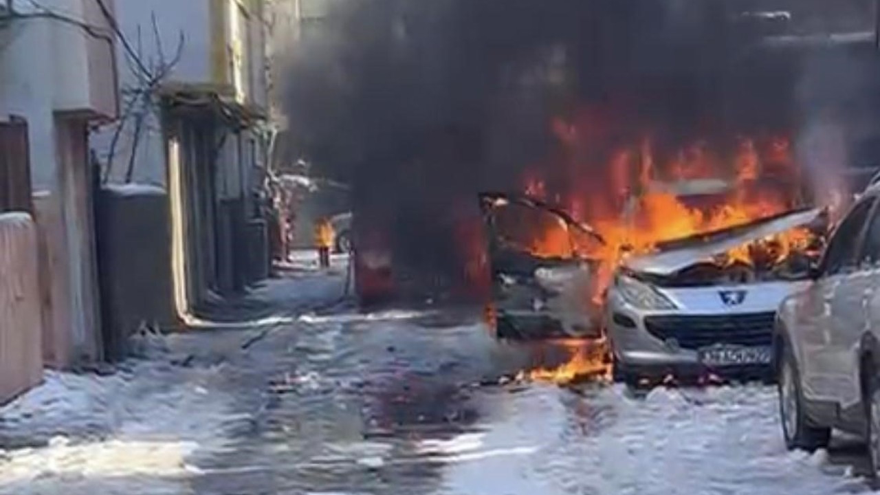 Batman’da soğuk havada çalışmayan araç alev aldı
