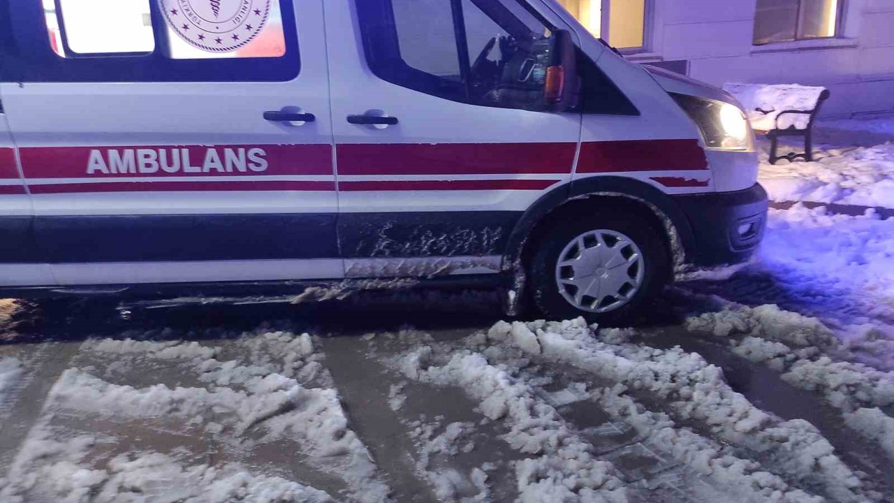 Batman’da 42 yaşındaki hasta, paletli ambulansla hastaneye ulaştırıldı
