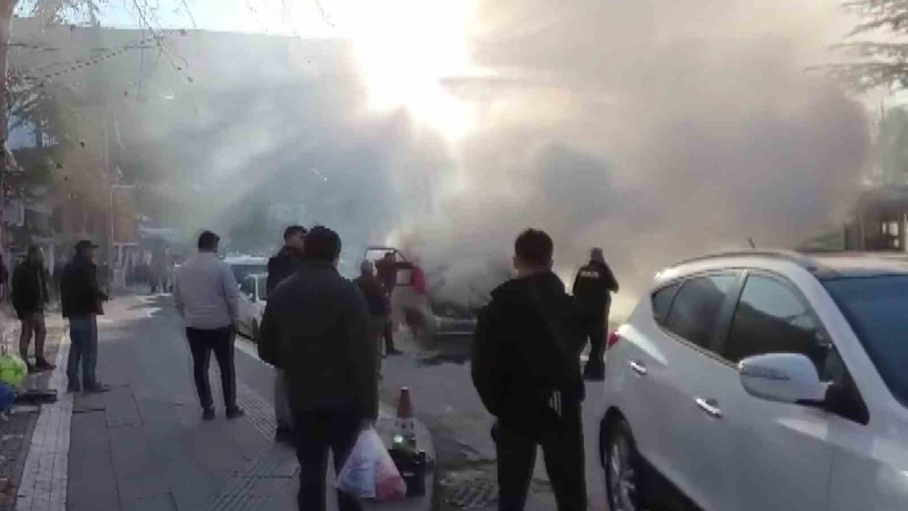 Yanan kamyonete ilk müdahaleyi vatandaşlar yaptı
