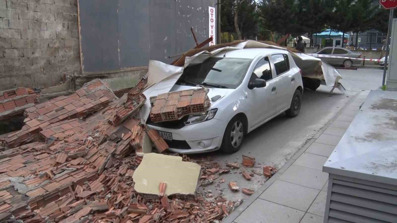 Maltepe’de inşaatın istinat duvarı arabanın üzerine yıkıldı
