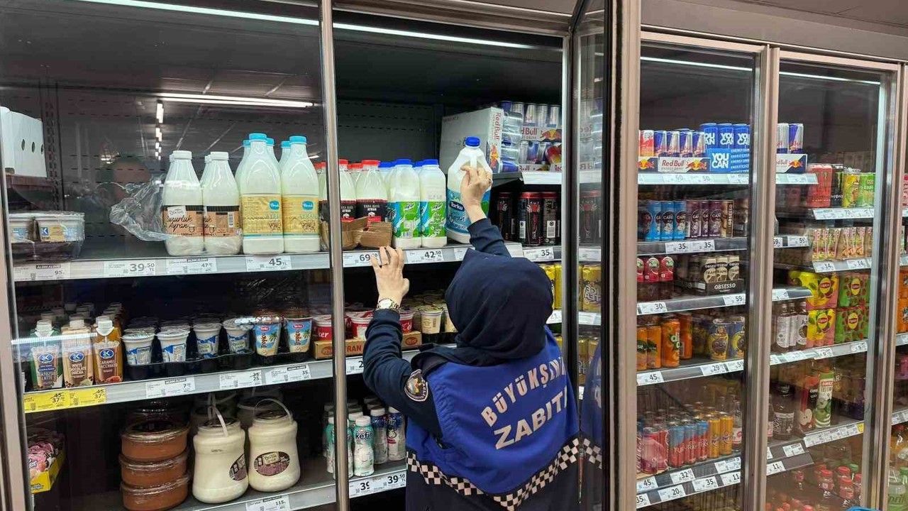 Raflarda bulunan tarihi geçmiş ürünler imha edildi
