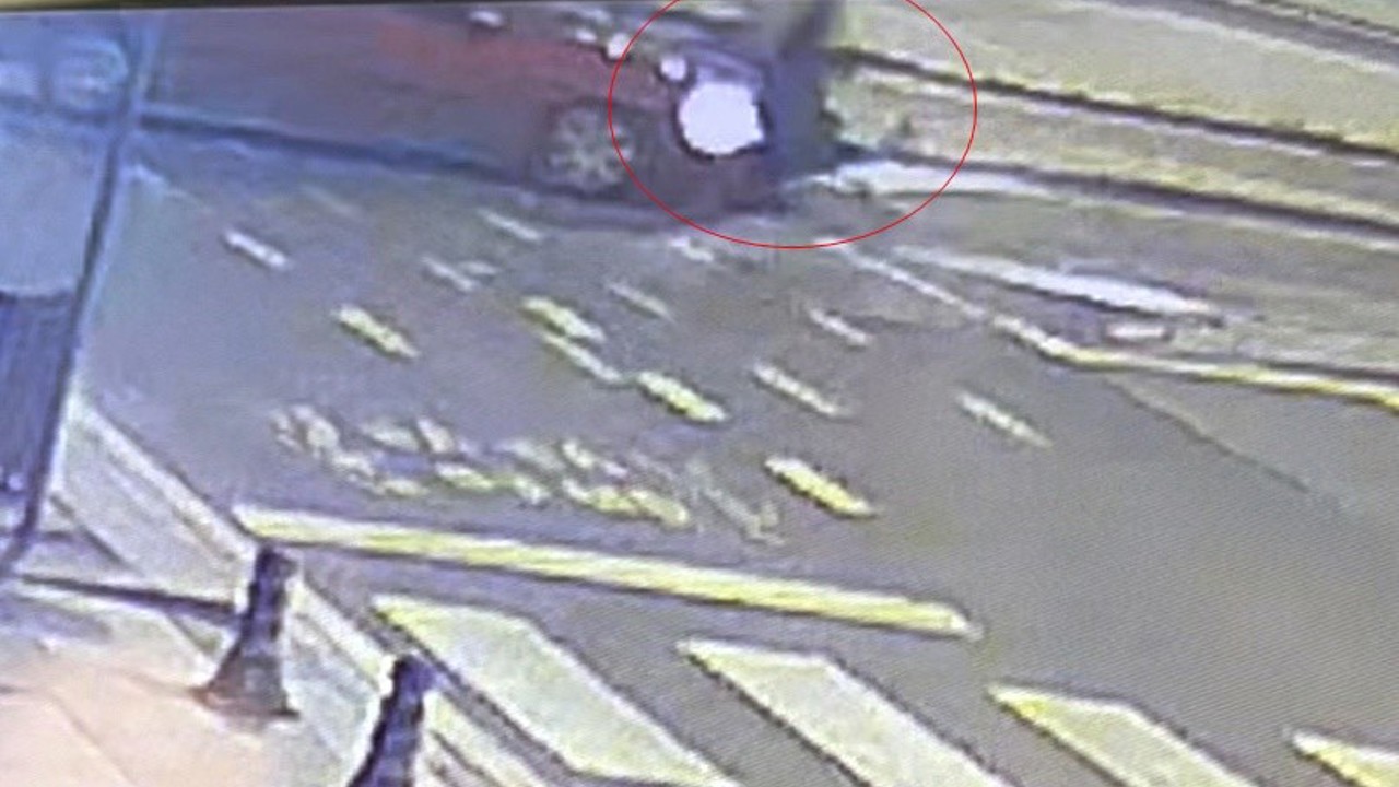 Çarpıştığı arabanın üzerinden takla attı: O anlar kamerada
