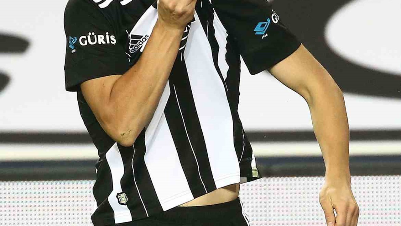 Necip Uysal: "Kariyerime bu forma altında nokta koyacağım"
