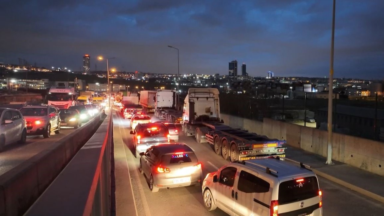 Beylikdüzü Ambarlı’da eylem yapan tır şoförleri nedeniyle trafik durma noktasına geldi
