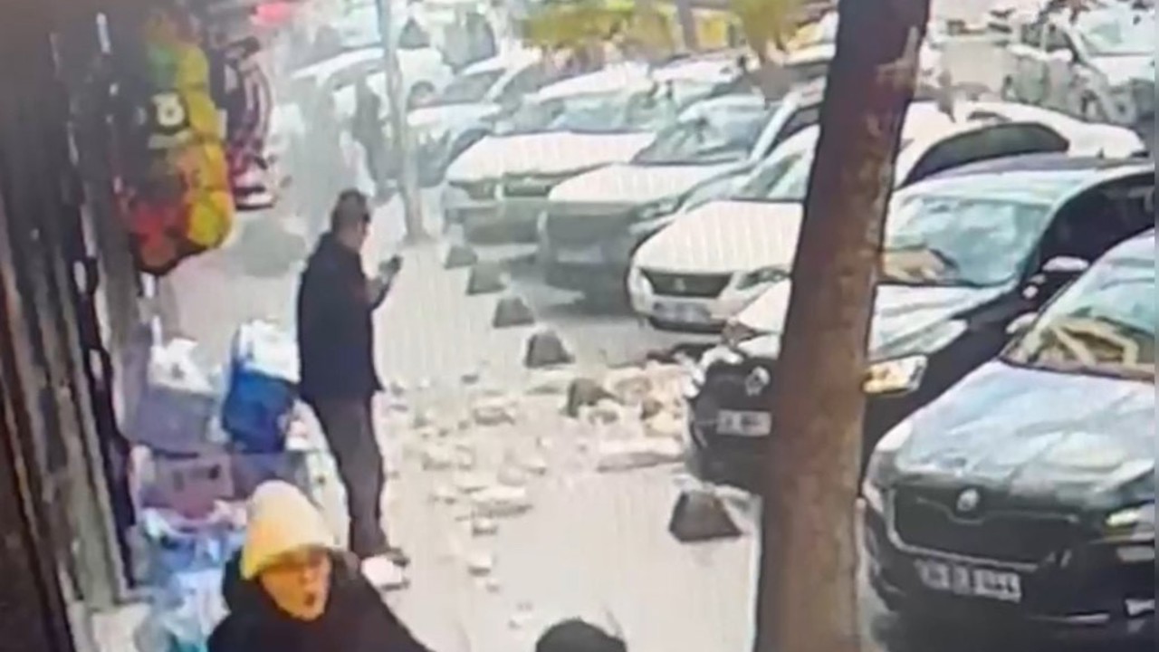 Güngören’de 5 katlı binada balkon çöktü, yayalar son anda kurtuldu
