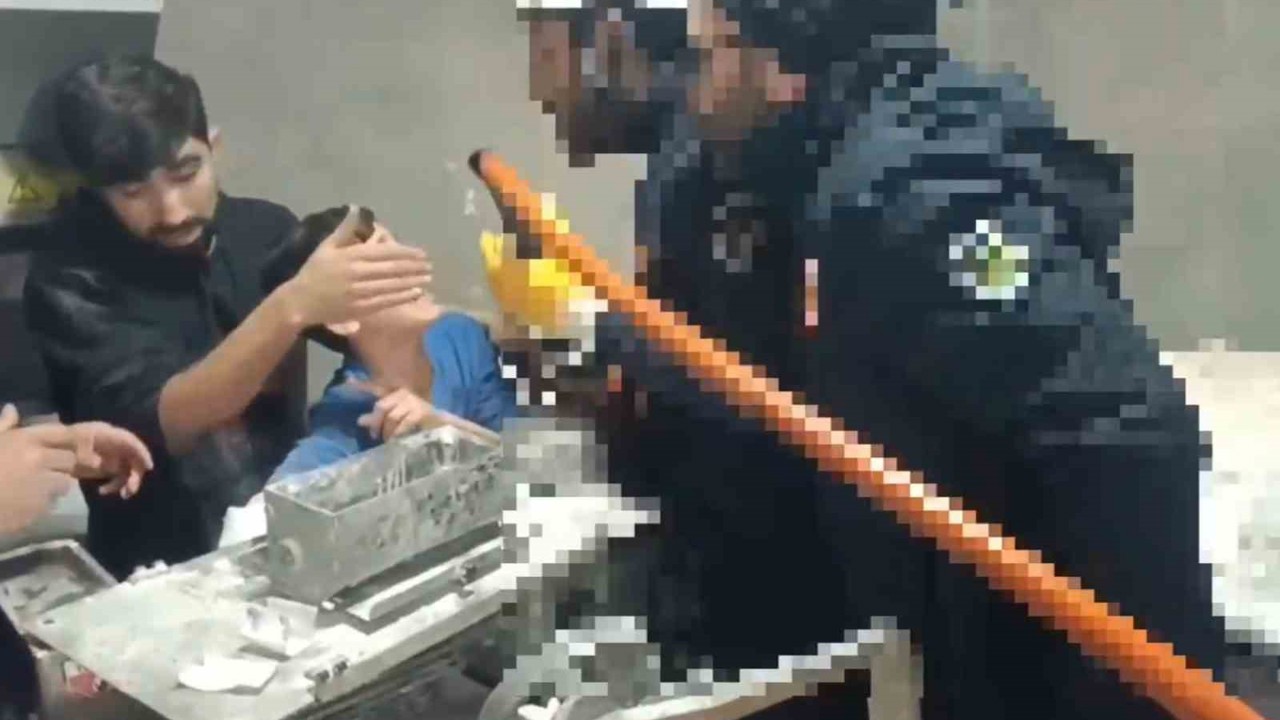 Kolu hamur makinesine sıkışan çocuğun imdadına itfaiye yetişti
