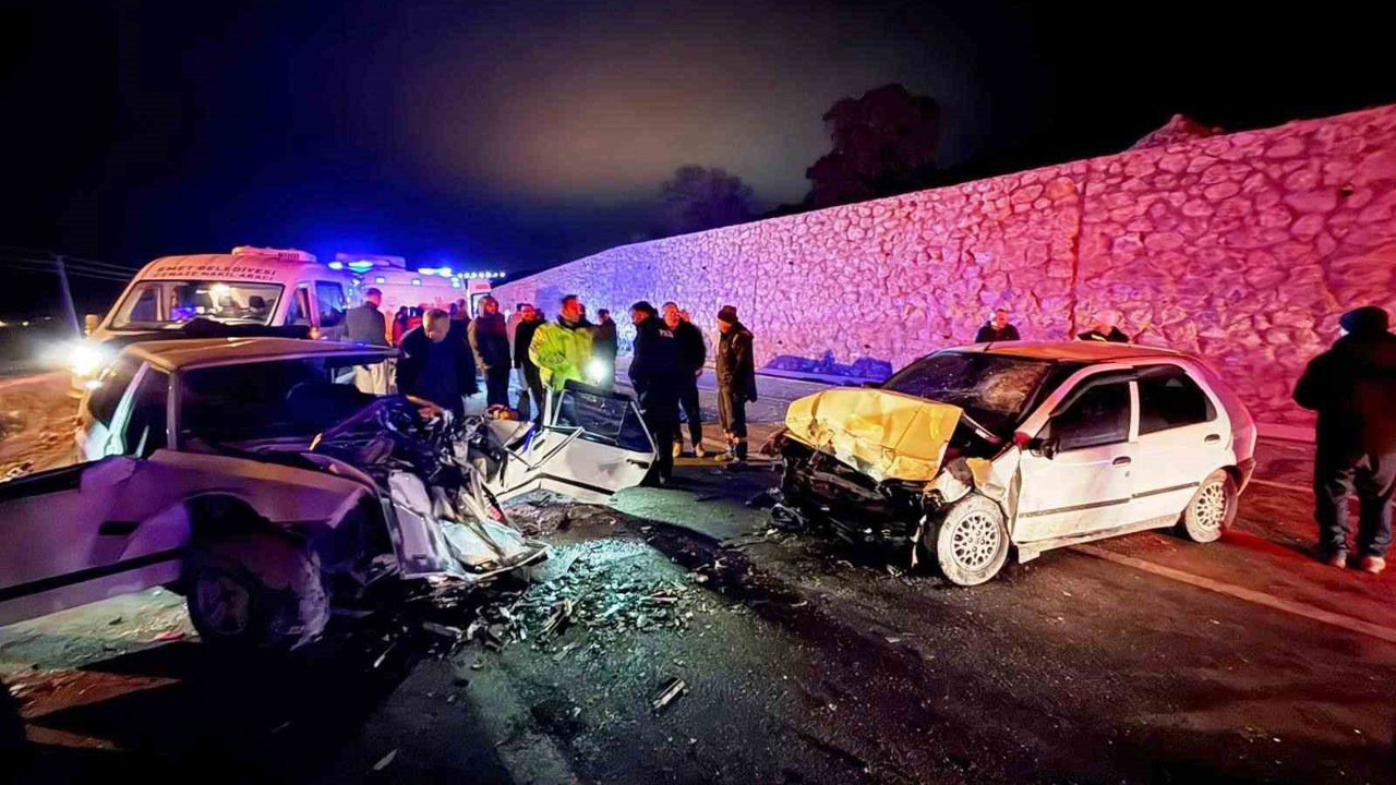 Emet’te iki araç kafa kafaya çarpıştı: 4 yaralı
