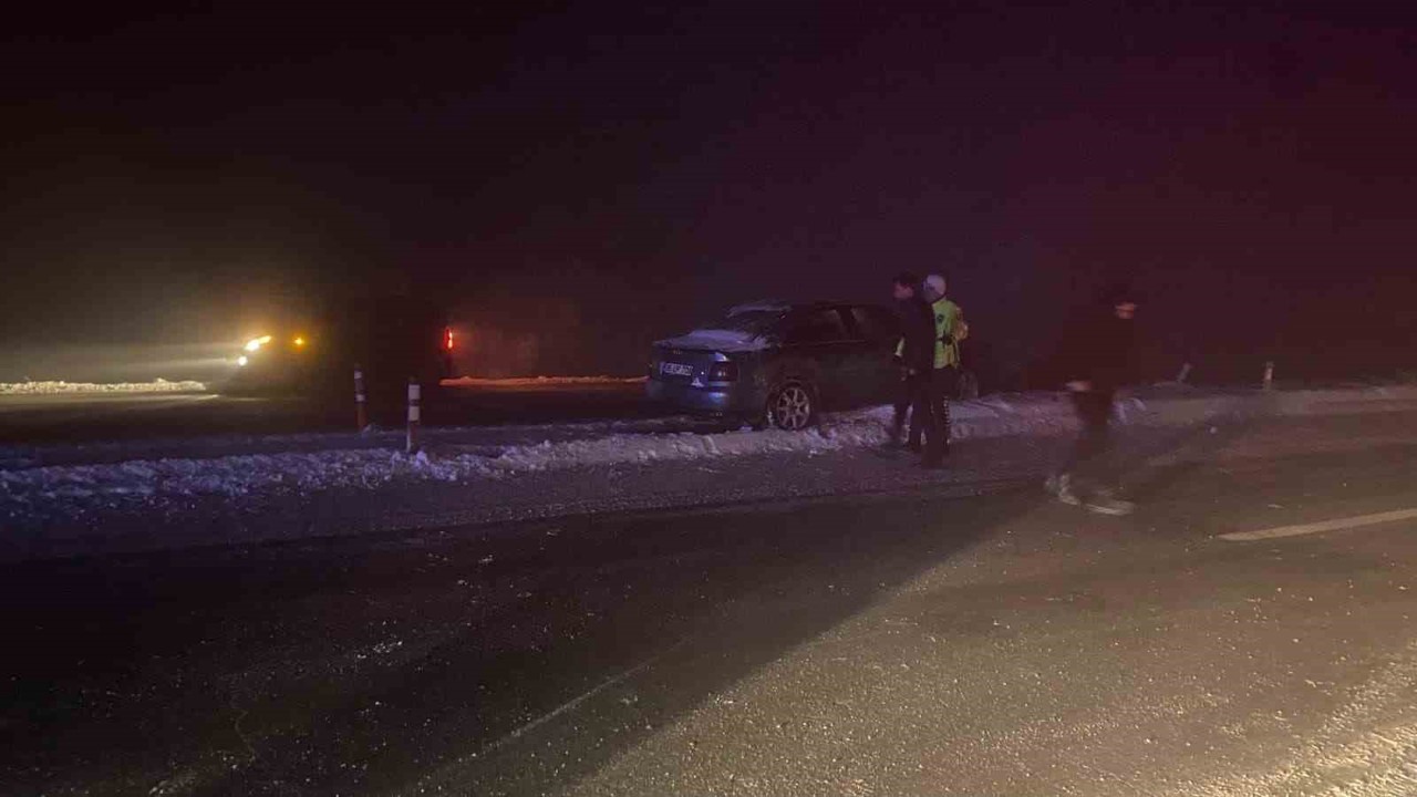 Muş’ta sis ve buzlanma kazaya neden oldu: Otomobil refüje çarptı
