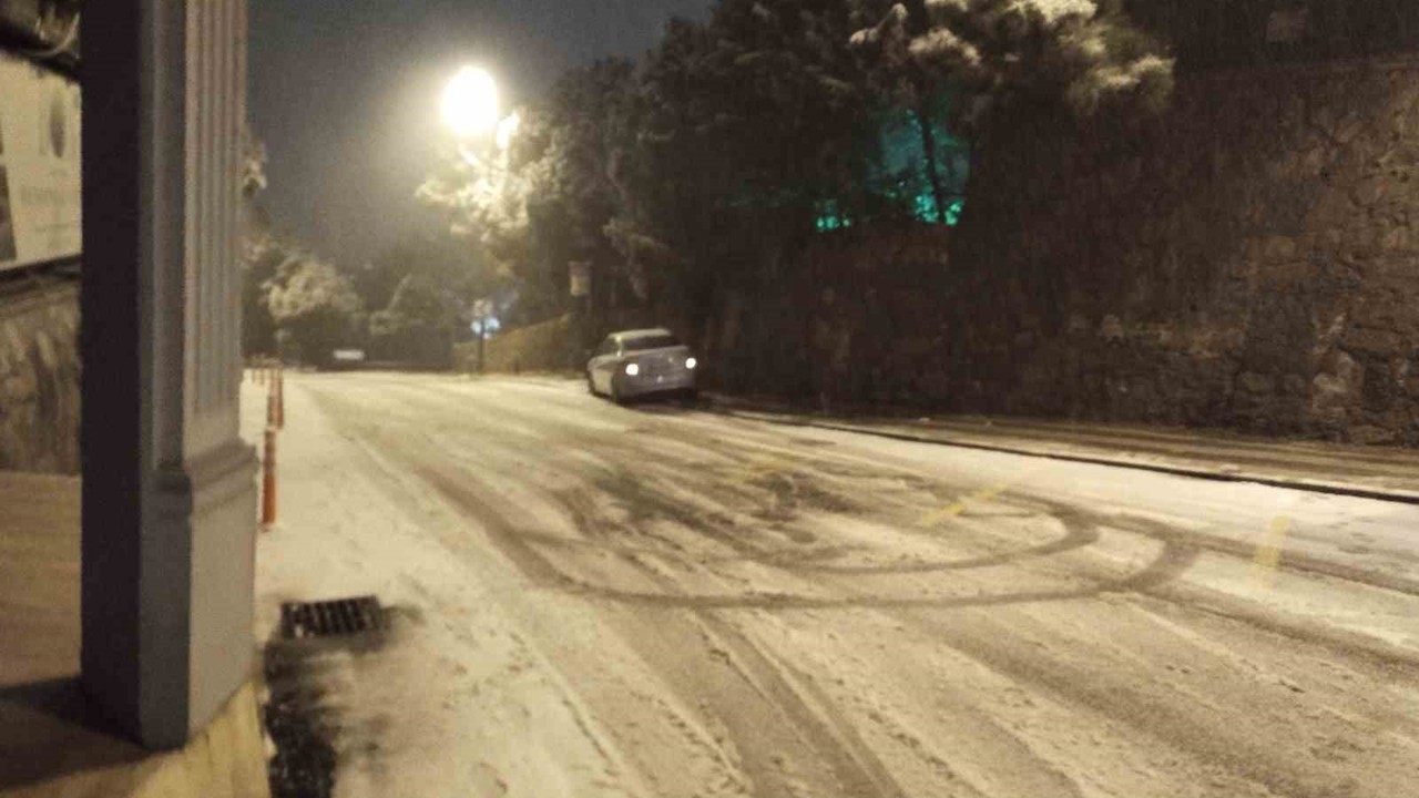 İstanbul Anadolu Yakası’nda kar yağışı etkili oluyor
