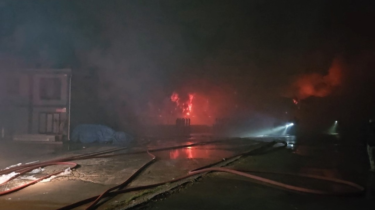 Esenyurt’ta hırdavat fabrikasında başlayan yangın geniş alana sıçradı
