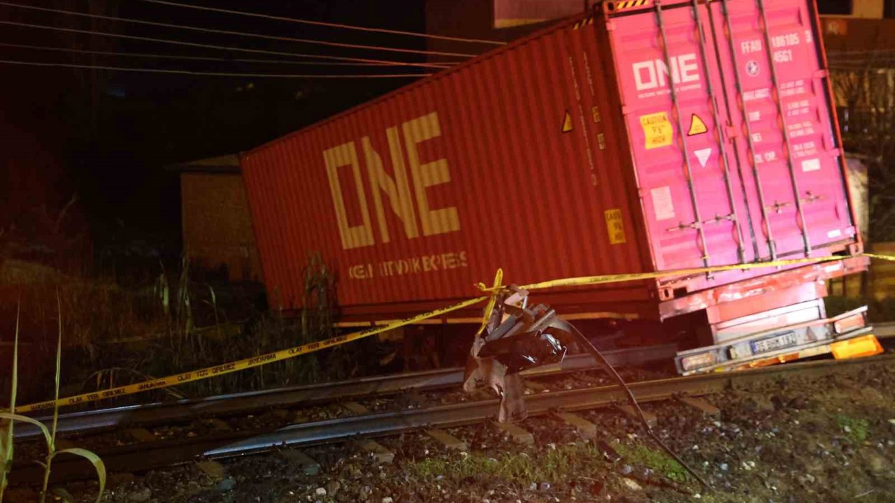 Kontrolden çıkan tırın raylara uçtuğu kazada tren seferleri durduruldu: 1 ölü
