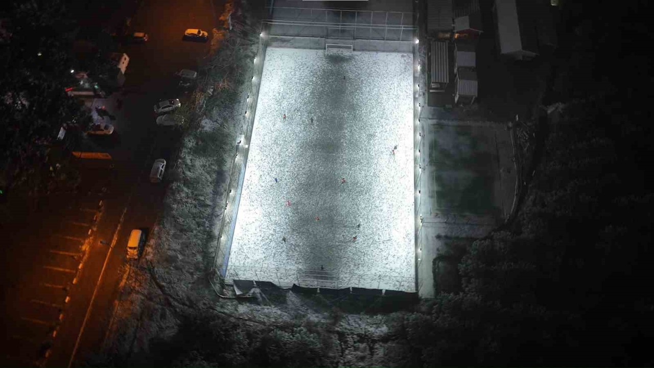 Halı saha aşkı engel tanımadı: Kar altında maç yaptılar
