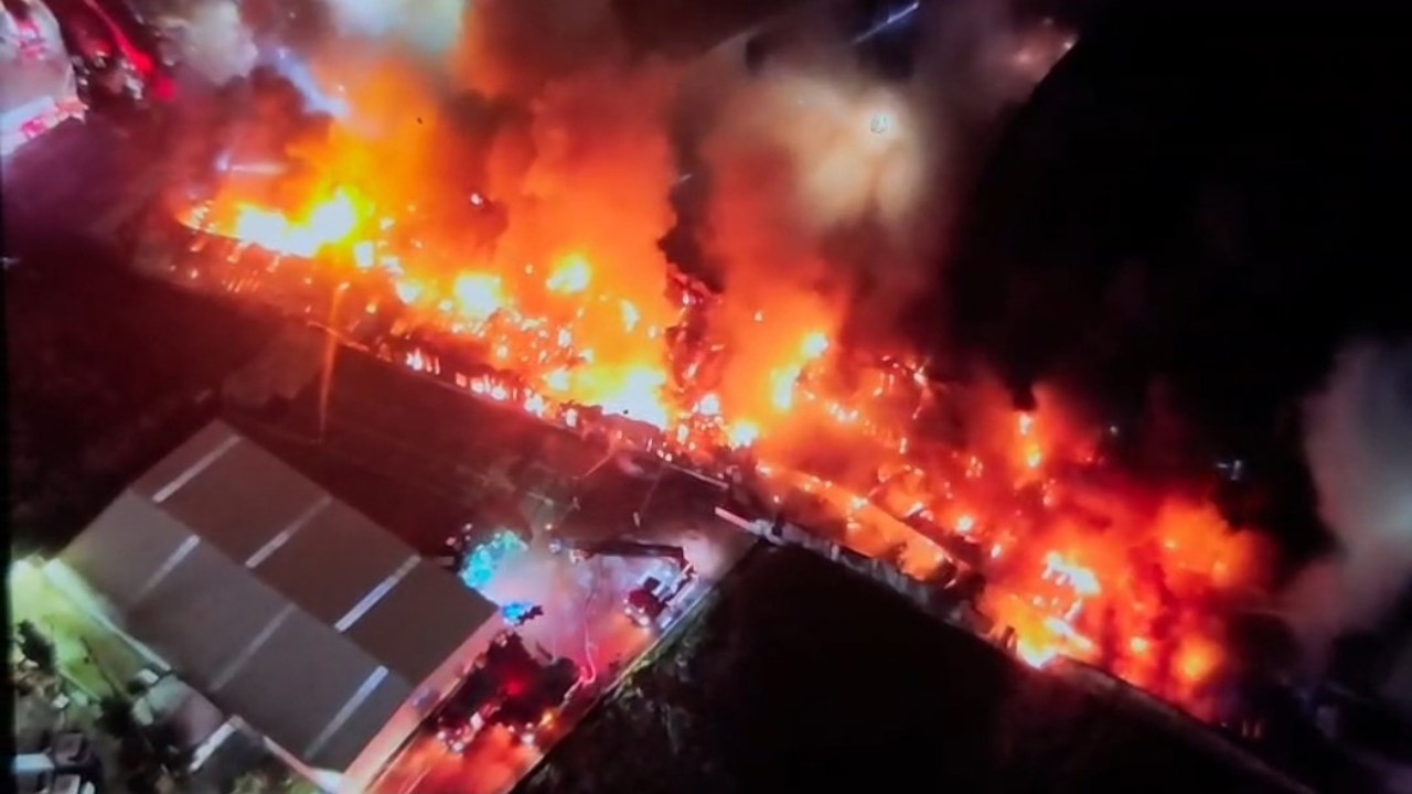 Esenyurt’taki fabrika yangını 4 saattir devam ediyor: Patlamalar peş peşe geldi
