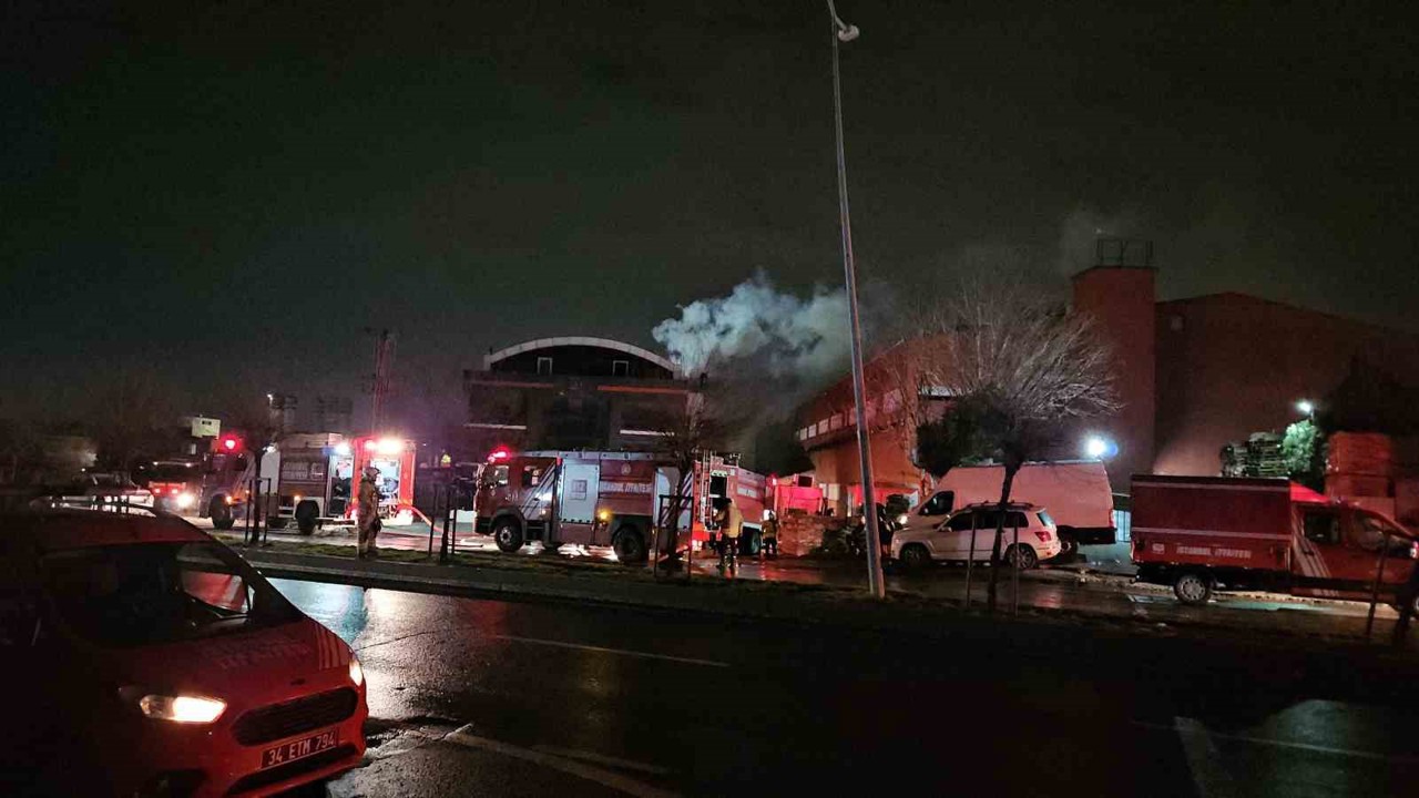 Esenyurt’taki fabrika yangını 6 saattir devam ediyor
