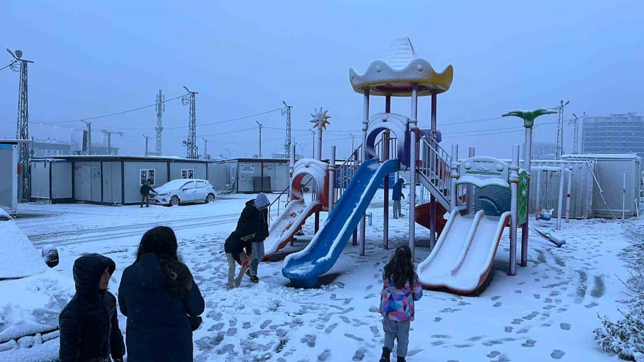 Kar yağışı Hatay’ı beyaza bürüdü, 2 ilçede okullar tatil edildi
