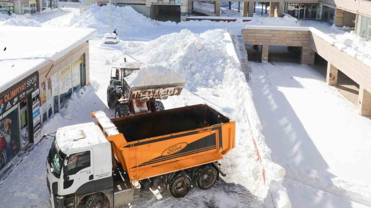 Bitlis’te biriken karlar kamyonlarla taşınıyor
