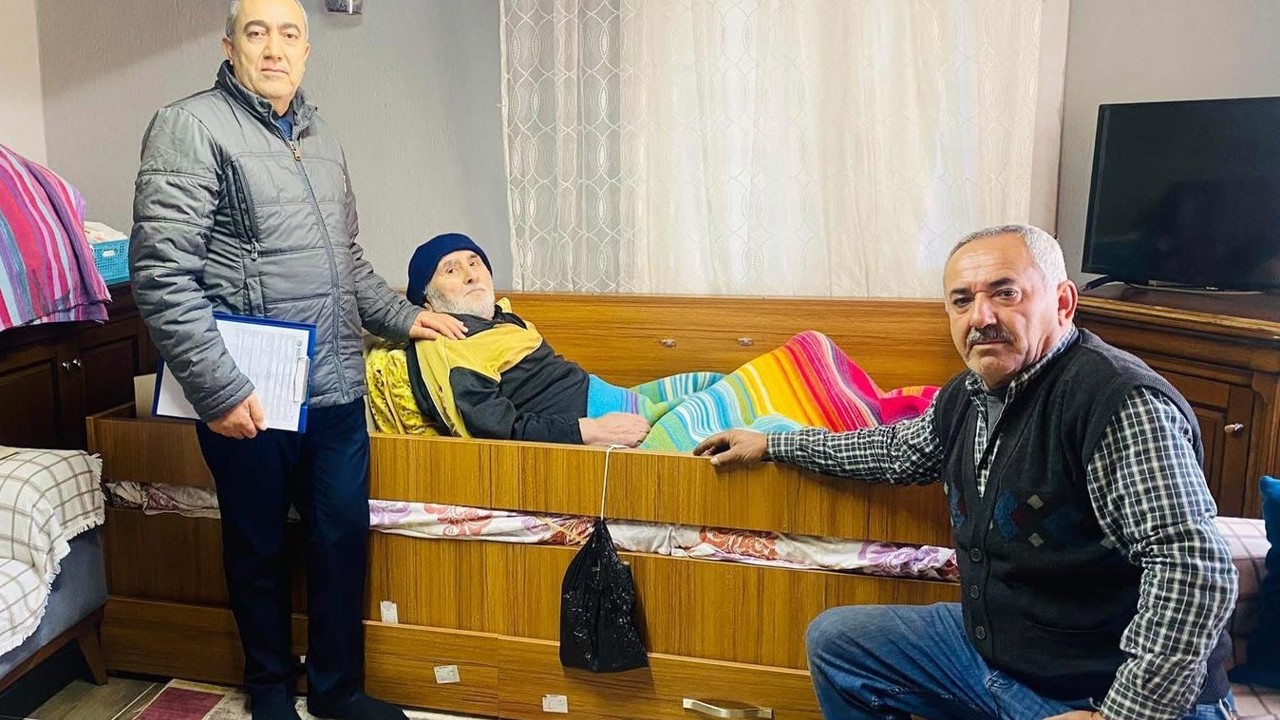 "Vatandaşa hizmet, Hakk’a hizmettir" diyerek yaşlıların ayağına gidiyor
