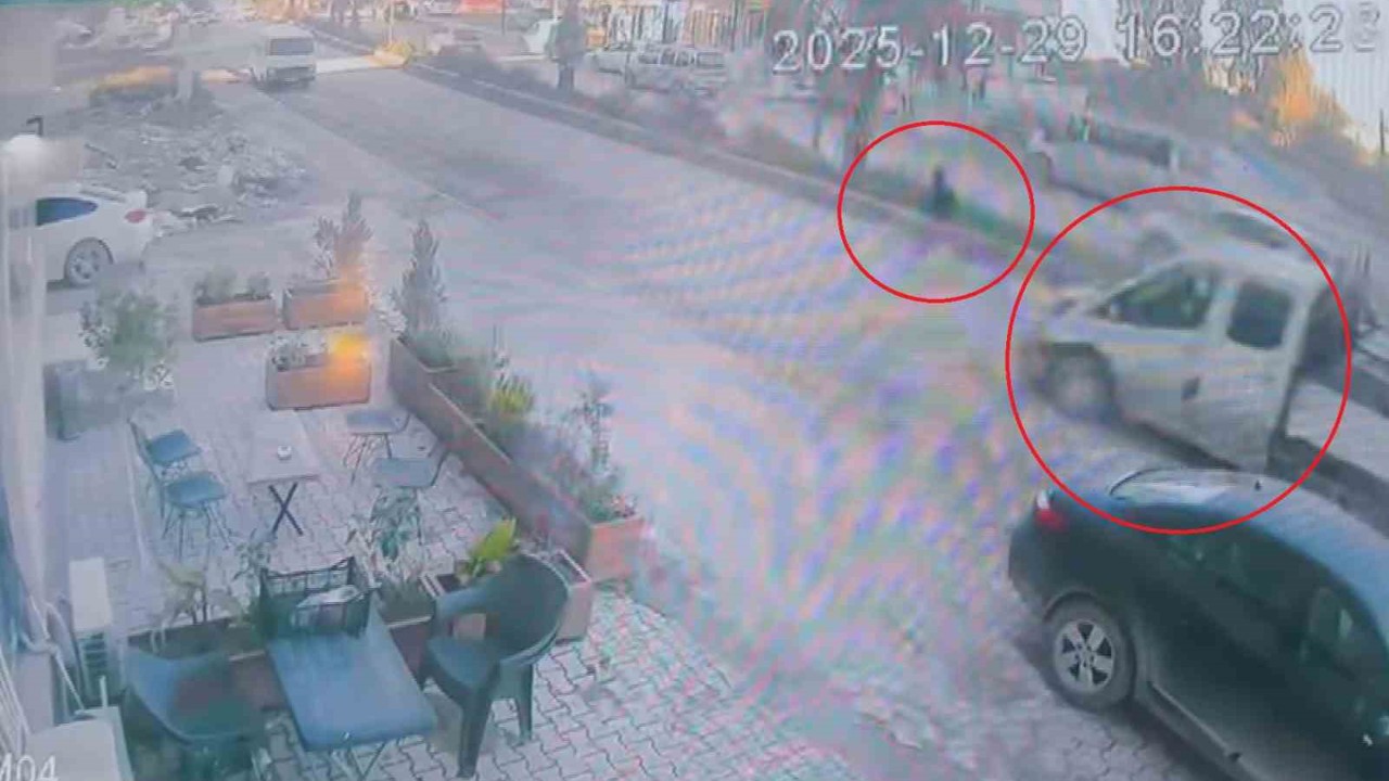 Koşarak karşıya geçen çocuk saniyelerle ölümden döndü
