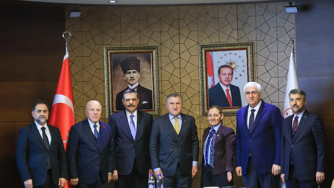 5 bin kişilik salon için imzalar atıldı
