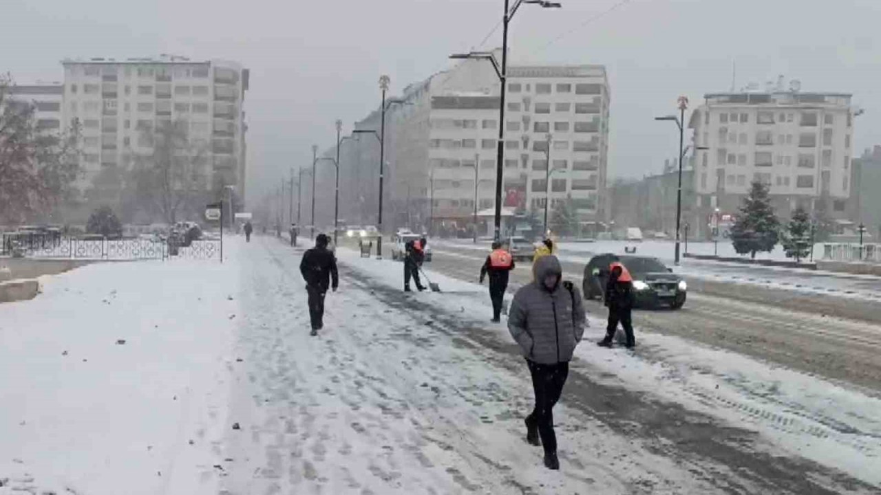 Sivas için sarı kod uyarısı yapılmıştı, beklenen kar yağışı başladı
