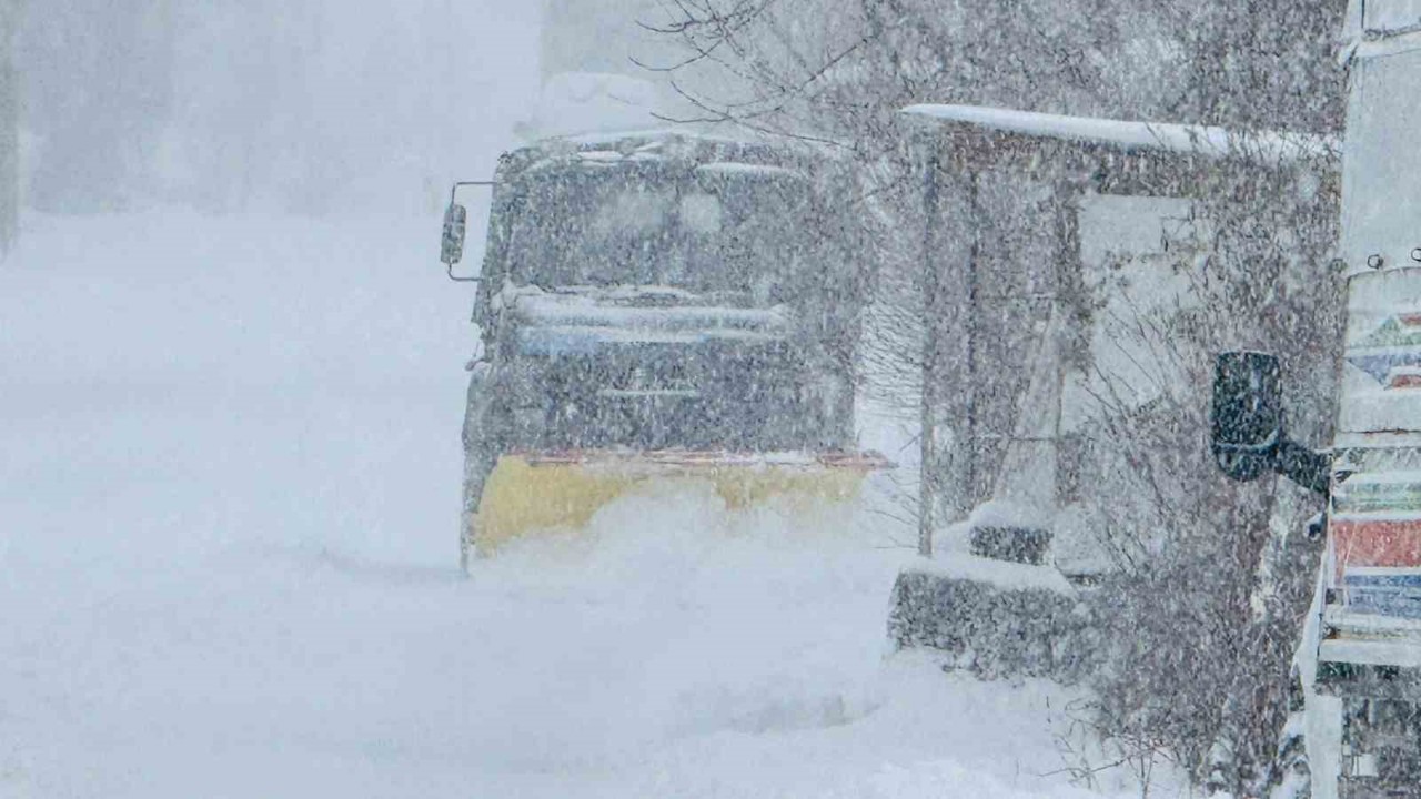 Mehmetçik karla kaplı yolları açtı
