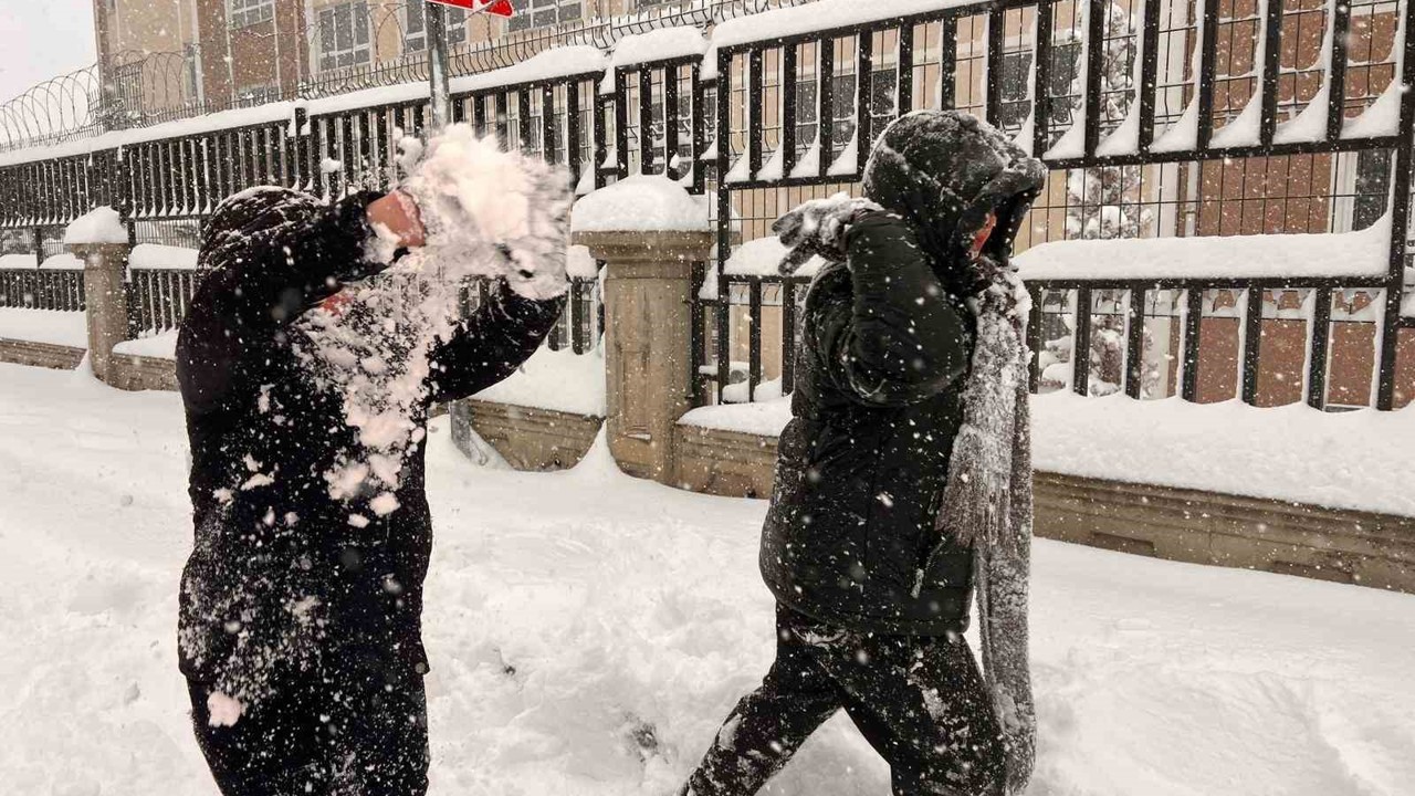 Kahramanmaraş güne karla uyandı: En çok sevinen çocuklar oldu
