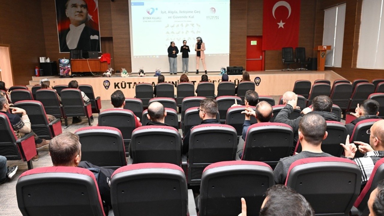 Kütahya İl Emniyet Müdürlüğü personeline işaret dili bilgilendirmesi
