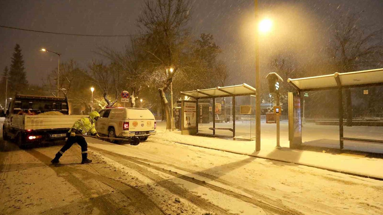 Gaziantep Büyükşehir yoğun kar yağışında tüm ekipleriyle sahada
