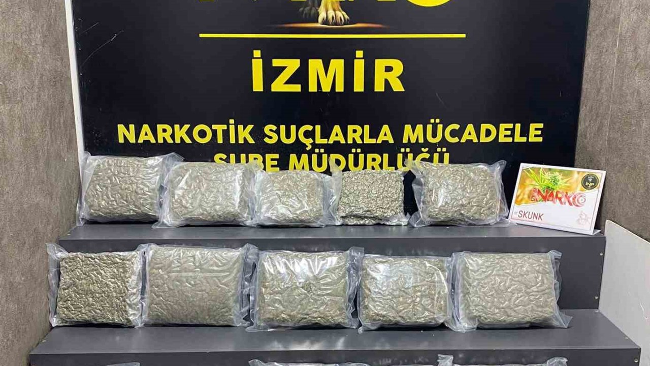 İzmir’de araçtan 21 kilo uyuşturucu çıktı
