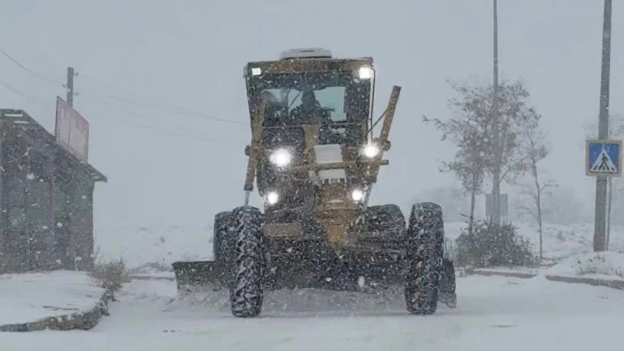 Elazığ’da kar yağışıyla birlikte, belediye ekipleri çalışmalara başladı
